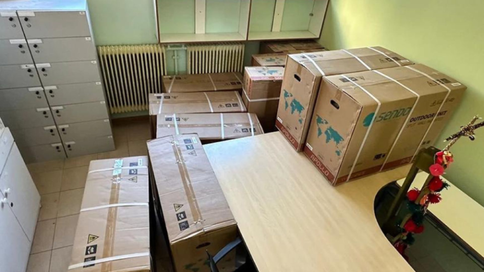Οι κούτες με τα κλιματιστικά στο ΕΕΕΚ Καλλιθέας